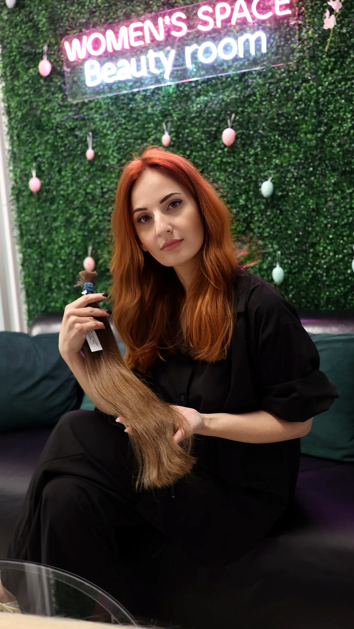 Julia z pasmem naturalnych włosów w salonie